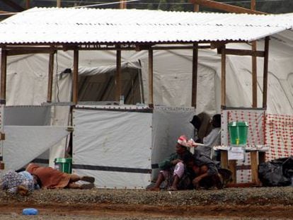 Doentes com o ebola em um hospital do Médicos sem Fronteiras na Libéria.