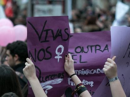 Manifestantes em um protesto às vésperas do Dia Internacional da Mulher, em Andalucía, na Espanha.