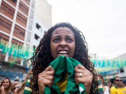 Torcedora brasileira reage ao jogo em S&atilde;o Paulo.