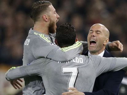 Cristiano foi comemorar com Zidane.