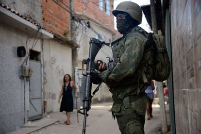 Fuzileiros navais participam de operação na favela Kelson’s, zona norte do Rio, em 20/2/18.
