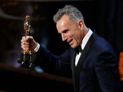 Daniel Day-Lewis recebe o Oscar pelo filme “Lincoln”.