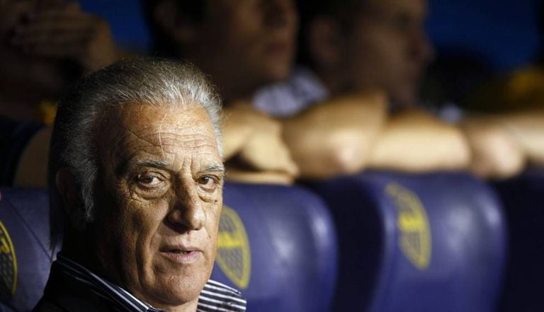 Alfio Basile, no banco do estádio La Bombonera.
