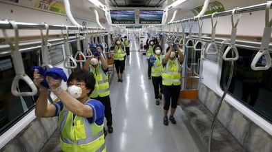 Trabalhos de desinfecção em um vagão do metro de Seul, na Coreia do Sul, depois do surto da MERS de 2015.