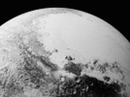 Sonda ‘New Horizons  mostra imagens de montanhas de gelo com buracos em seu cume e encostas com supostos fluxos vulcânicos
