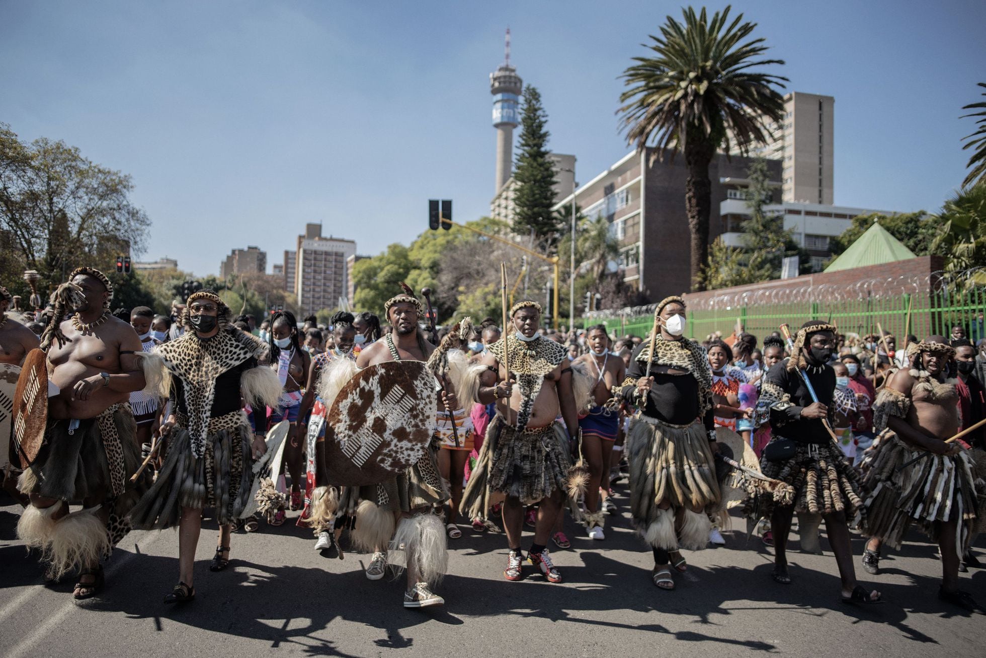 Dezenas de zulus com vestimentas tradicionais marcham pelas ruas de Johannesburgo, nesta quarta-feira, para homenagear Mantfombi Dlamini, que morreu em 29 de abril. 