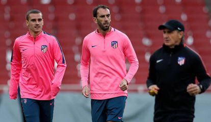 Griezmann e Godín treinam no Emirates Stadium para o jogo da semifinal.