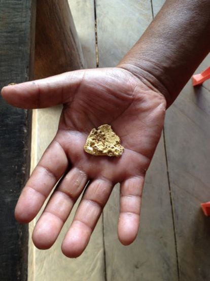 Garimpeiro mostra ouro extraído em Madre de Dios (Peru).