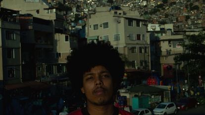 Luan Correia, músico que assina como Mbé, com a Rocinha ao fundo.