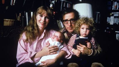 Retrato familiar de Mia Farrow, Woody Allen e seus filhos Satchel (depois Ronan) e Dylan feito no início de 1988.