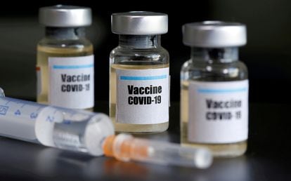 Várias ampolas marcadas como vacina de Covid-19 e uma seringa.