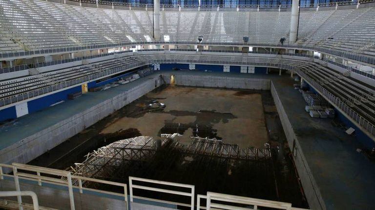 A piscina de competição, em processo de desmontagem, acumula água e é foco de criação de mosquitos.