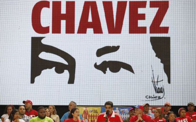 Maduro fala durante comício em 30 de novembro.