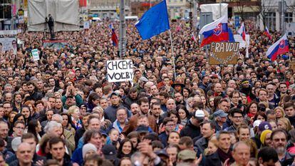 Manifestação no domingo passado em Bratislava para exigir a demissão do chefe da polícia eslovaca depois do assassinato de Jan Kuciak e da sua noiva