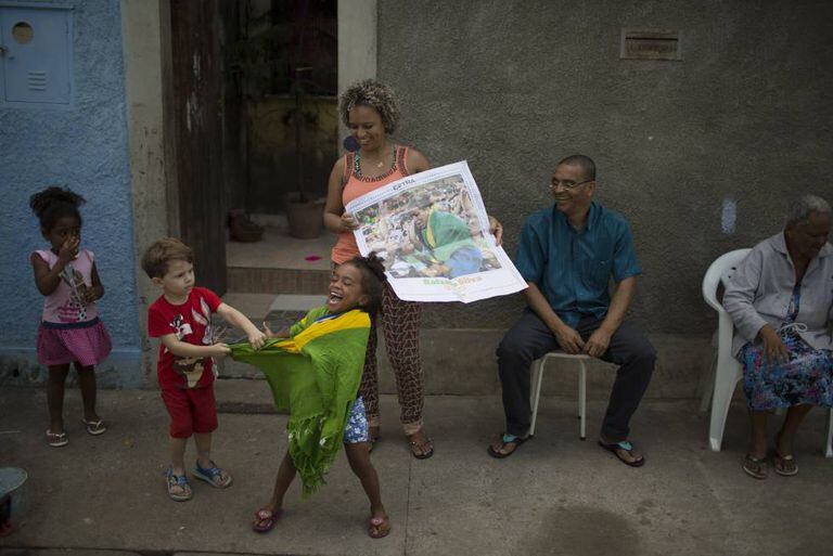 Parte da família de Rafaela Silva, nesta terça-feira na Cidade de Deus.