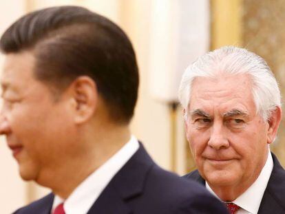 O presidente chinês, Xi Jinping, com Rex Tillerson em segundo plano.