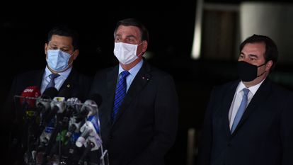Jair Bolsonaro ao lado dos presidentes do Senado, Davi Alcolumbre (E), e da Câmara, Rodrigo Maia (D).