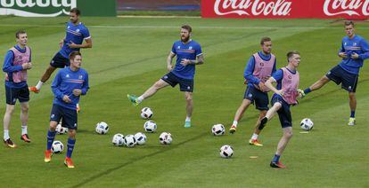 Jogadores da Islândia se preparam para partida contra a França.