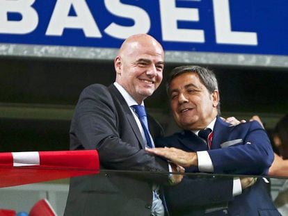 Presidente da FIFA, Gianni Infantino (esq.), e Fernando Gomes (dir.), da Federação Portuguesa.