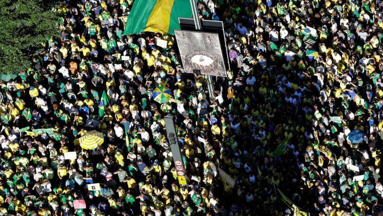 Simpatizantes do presidente brasileiro, Jair Bolsonaro, na manifestação de domingo na Avenida Paulista, na cidade de São Paulo.