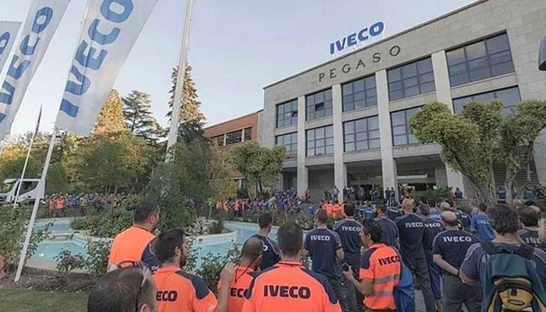 Trabalhadores da Iveco nesta quarta-feira em uma concentração depois do suicídio da colega.