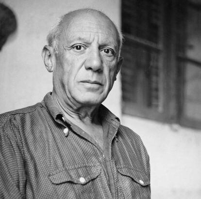 A teoria de Picasso sobre o processo criativo pode se aplicar a qualquer âmbito. As boas ideias não servem de nada se não estivermos dispostos a realizá-las; a genialidade precisa ser de algum modo invocada por meio do trabalho. A frase é especialmente significativa por seu autor: às vezes identificamos um gênio da arte mais como um excêntrico que espera languidamente a chegada das musas do que como um batalhador. Na imagem, Picasso em 1951.