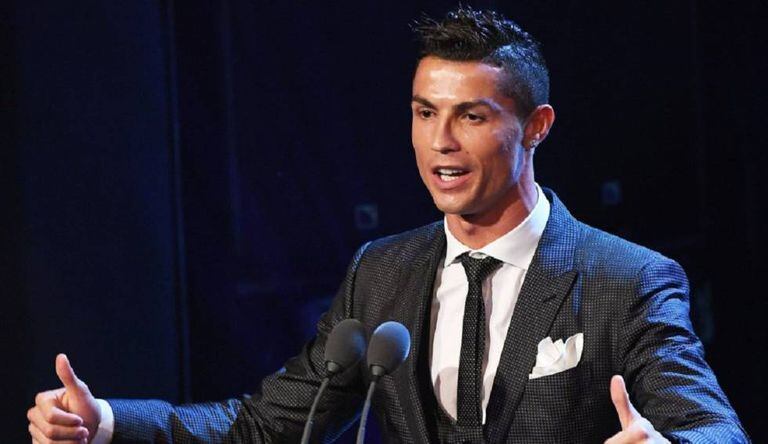 Cristiano Ronaldo posa antes da cerimônia de premiação da FIFA.