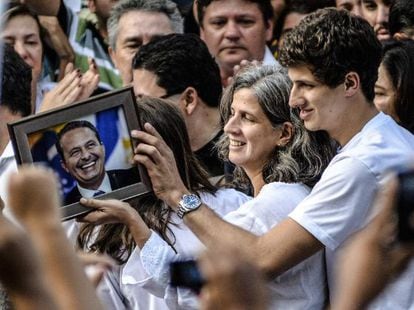 A vi&uacute;va e os filhos de Eduardo Campos durante o vel&oacute;rio em Recife.