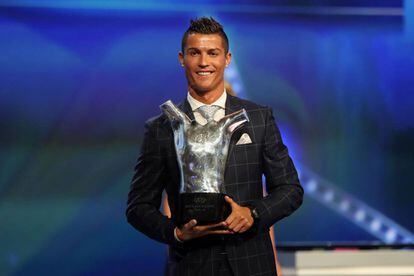 Cristiano Ronaldo, do Real Madrid, posa com o prêmio de melhor da Europa