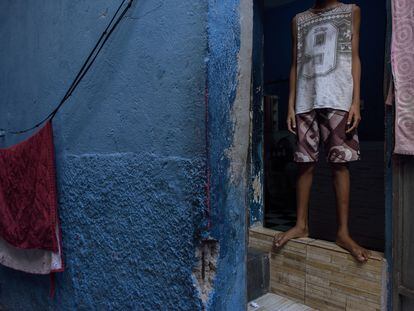 Garoto na porta de casa na favela do Jacarezinho, no Rio, onde ocorreu a chacina no último dia 6.