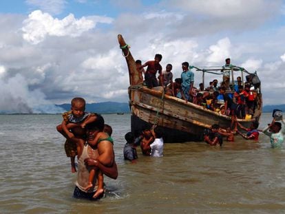 Refugiados rohingyas atravessam de barco de Myanmar para Bangladesh, nesta segunda-feira