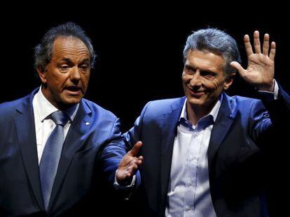 Daniel Scioli e Mauricio Macri se cumprimentam depois do debate presidencial.
