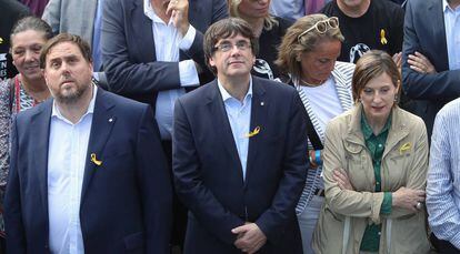Carles Puigdemont, ao lado de Carme Forcadell e Oriol Junqueras, na manifestação de sábado, 21 de outubro, em Barcelona.