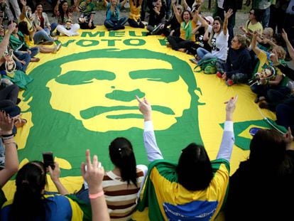 Apoiadores de Jair Bolsonaro (PSL) reunidos no hospital Albert Einstein, em São Paulo, onde o candidato está internado.