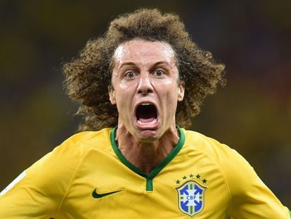 O jogador da seleção brasileira David Luiz celebra o gol que marcou na eliminatória da quarta de final contra a Colômbia.