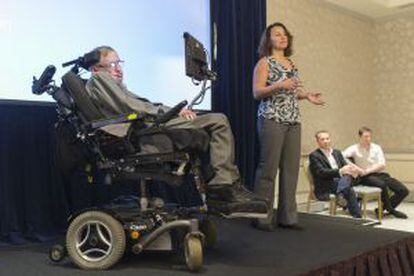 Hawking e a responsável pelo projeto da cadeira ACAT. Intel