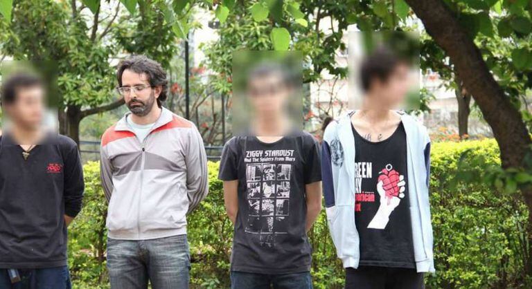 O militar infiltrado William Botelho, junto com os jovens detidos em 2016.