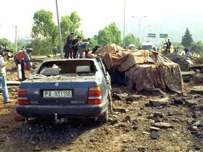 Os carros destroçados do juiz Giovanni Falcone e de sua escolta pouco depois do atentado em Capaci.
