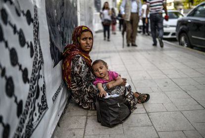 Uma síria pede esmola em Istambul.