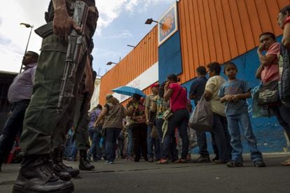 Fila na porta de um supermercado na Venezuela
