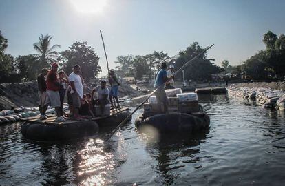 Comerciantes no rio Suchiate, na fronteira entre o México e a Guatemala