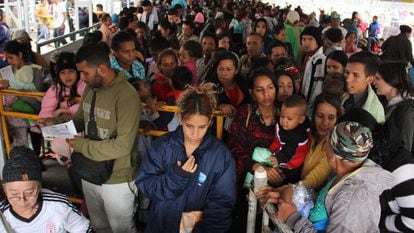 Venezuelanos aguardam para entrar no Equador no posto fronteiriço de Rumichaca.
