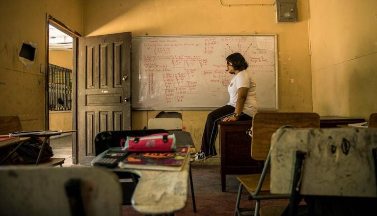 Geraldine Suzette Matute, de 16 anos, numa sala da sua escola, em Honduras. A menina foi vítima de ‘bullying’ em vários colégios, o que a levou a uma depressão.