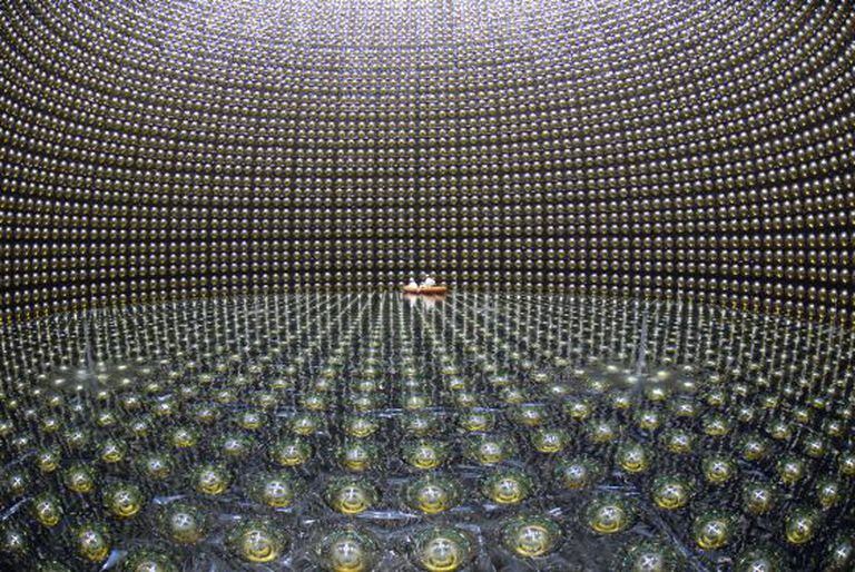 Interior do Kamiokande, o primeiro grande observatório de neutrinos japonês.