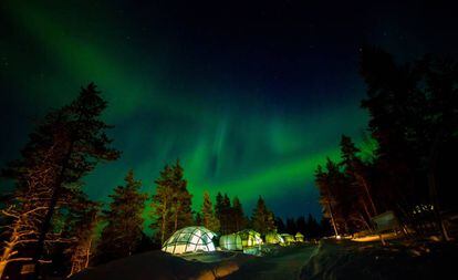 Aurora boreal sobre os iglus do hotel Kakslauttanen, em Saariselkä, na Lapônia finlandesa.