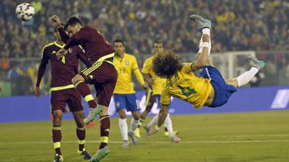 David Luiz arremata contra a Venezuela.
