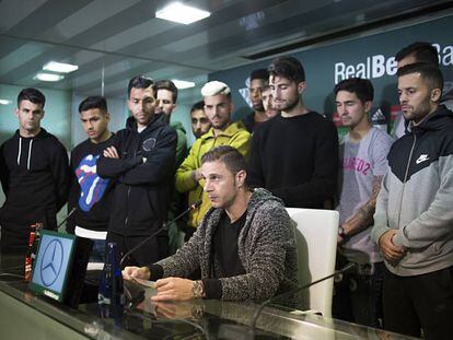 Joaquín lê um comunicado com todo o elenco do Betis.