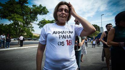 Rosana Cunha, mãe de Gabriel, um dos '18 do CCSP', no Fórum Criminal da Barra Funda, em 22/9/17