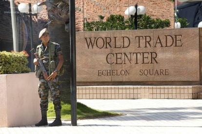 Membro das forças de segurança do Sri Lanka monta guarda no centro de negócios de Colombo