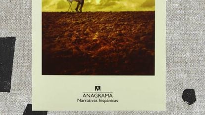 Roberto Bolaño escreveu este romance quando sabia que estava condenado à morte e foi publicado um ano depois do seu falecimento. Salvo talvez seu título enigmático –o número de um ano tão distante–, nada revela aquela luta; tudo neste relato é a expressão jubilosa de uma imaginação em estado de graça: múltipla, rápida, nítida, joga com ecos da literatura mundial e outros da própria vida. É um pináculo das letras pós-modernas –embora o termo cheire a obviedade–, mas a verdade é que Bolaño é também um pós do chamado boomlatino-americano. Sua americanidade é talvez menos intensa, mas mais extensa, mais universal: boa parte de sua obra é um diálogo irônico com seus grandes predecessores. Os romances procuram pôr uma ordem, mas a Ordem é, no fundo, um reconhecimento e até mesmo uma homenagem à superioridade estética e epistemológica da Desordem e do Caos. '2666' se divide em cinco partes que se complementam e convergem. Uma nota manuscrita (reproduzida na edição mais recente) enumera o que chama de “linhas, pontos de fuga, folhetins” que o estruturam. Como 'Os Detetives Selvagens', '2666' começa como uma questão coletiva na qual viver e ler se entrelaçam; quatro jovens e desorientados filólogos querem saber mais sobre um misterioso escritor alemão, Benno von Archimboldi, do qual ninguém sabe nada. Mas em seus erráticos passos pelo campus global, acabam chegando (como no final de 'Os Detetives...') ao Estado mexicano de Sonora: a uma cidade que, sob o nome de Santa Teresa, esconde Ciudad Juárez. Nas duas partes seguintes viajam ao mesmo local um exilado chileno, Óscar Amalfitano, professor de filosofia à beira da loucura, e um jornalista afro-americano, Oscar Fate, cuja história é a imitação perfeita de um clássico romance noir. O folhetim final do livro conta a vida daquele que todos procuram, o escritor Archimboldi, que é um animado conto da Segunda Guerra Mundial na Europa. Que também desemboca em Santa Teresa, porque seu sobrinho é talvez um dos assassinos. E no meio, “A parte dos crimes”, narração concisa e aterradora dos feminicídios que desde 1993 tornaram tristemente célebre o nome de Ciudad Juárez. Esse vulcão de horrores é o centro de convergência das linhas, fugas e folhetins. E estas 400 páginas (das quais nenhum leitor sai ileso) dão sentido às outras 800. Um personagem de '2666' diz que prefere as obras breves às imensas (cita Billy Budd diante de Moby Dick, falando de Melville); Bolaño o escreveu porque, em seu caso, pensava o contrário. Não há dúvida de que é o mais admirável relato do último quarto de século. Talvez também seja o do imediatamente anterior e é muito possível que seja o do próximo/ JOSÉ-CARLOS MAINER
